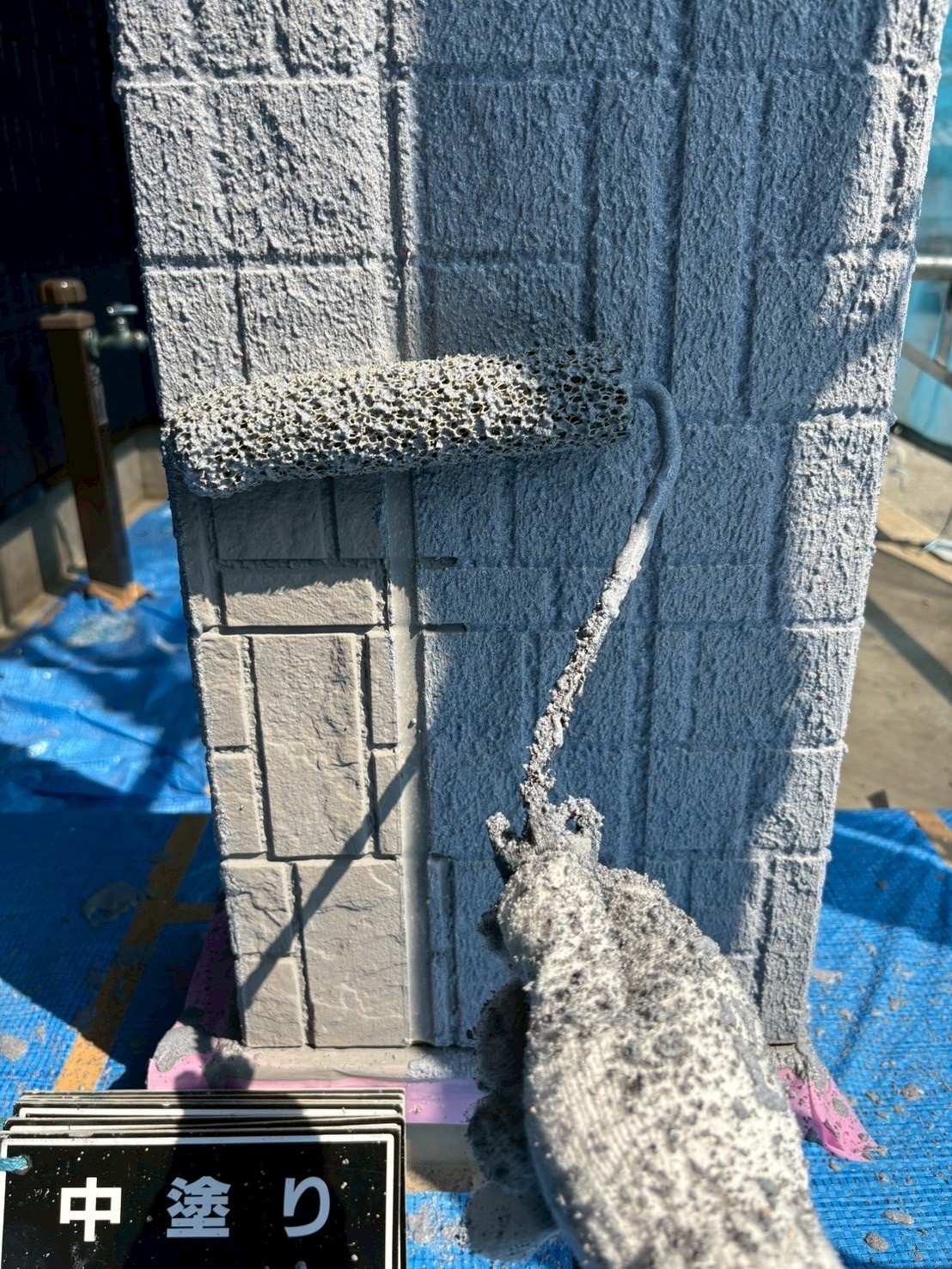 母屋 玄関及び柱の中塗り作業