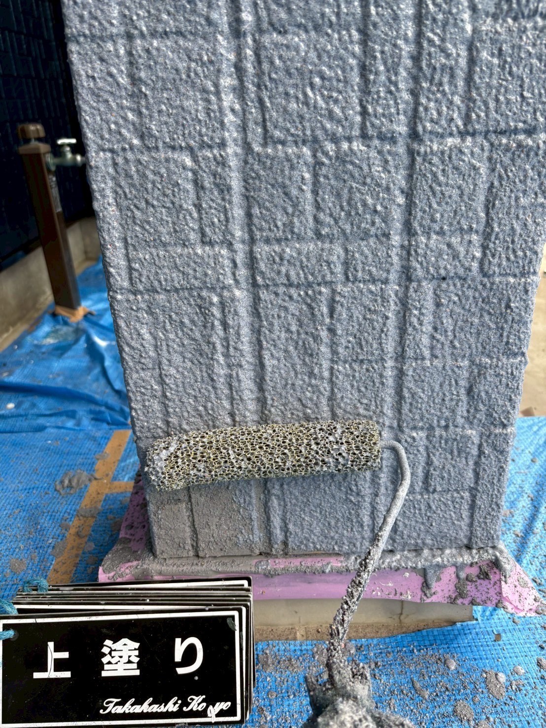 母屋 玄関及び柱の上塗り作業