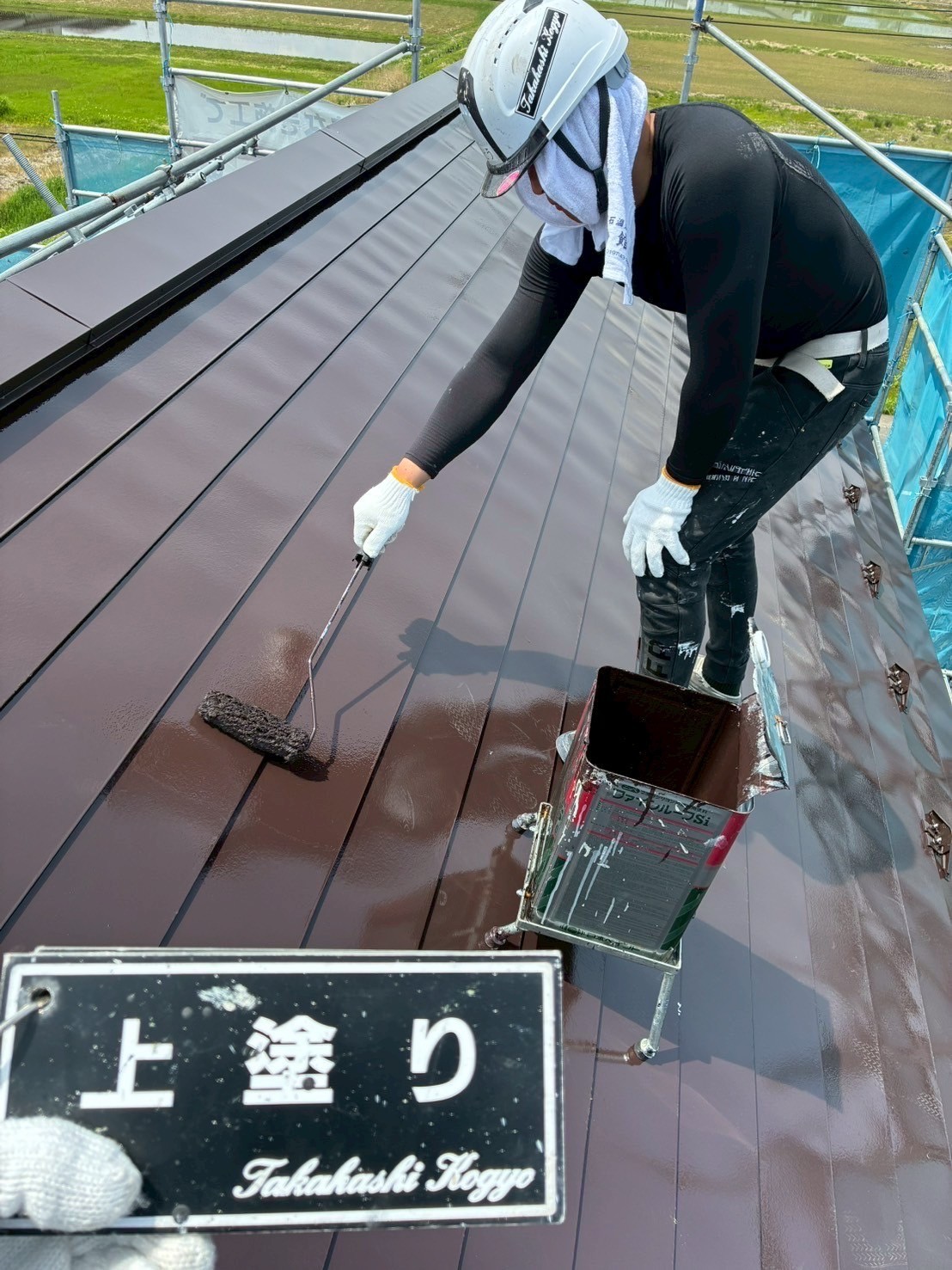 屋根上塗り作業