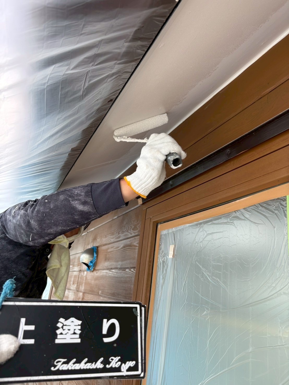 軒天上塗り作業