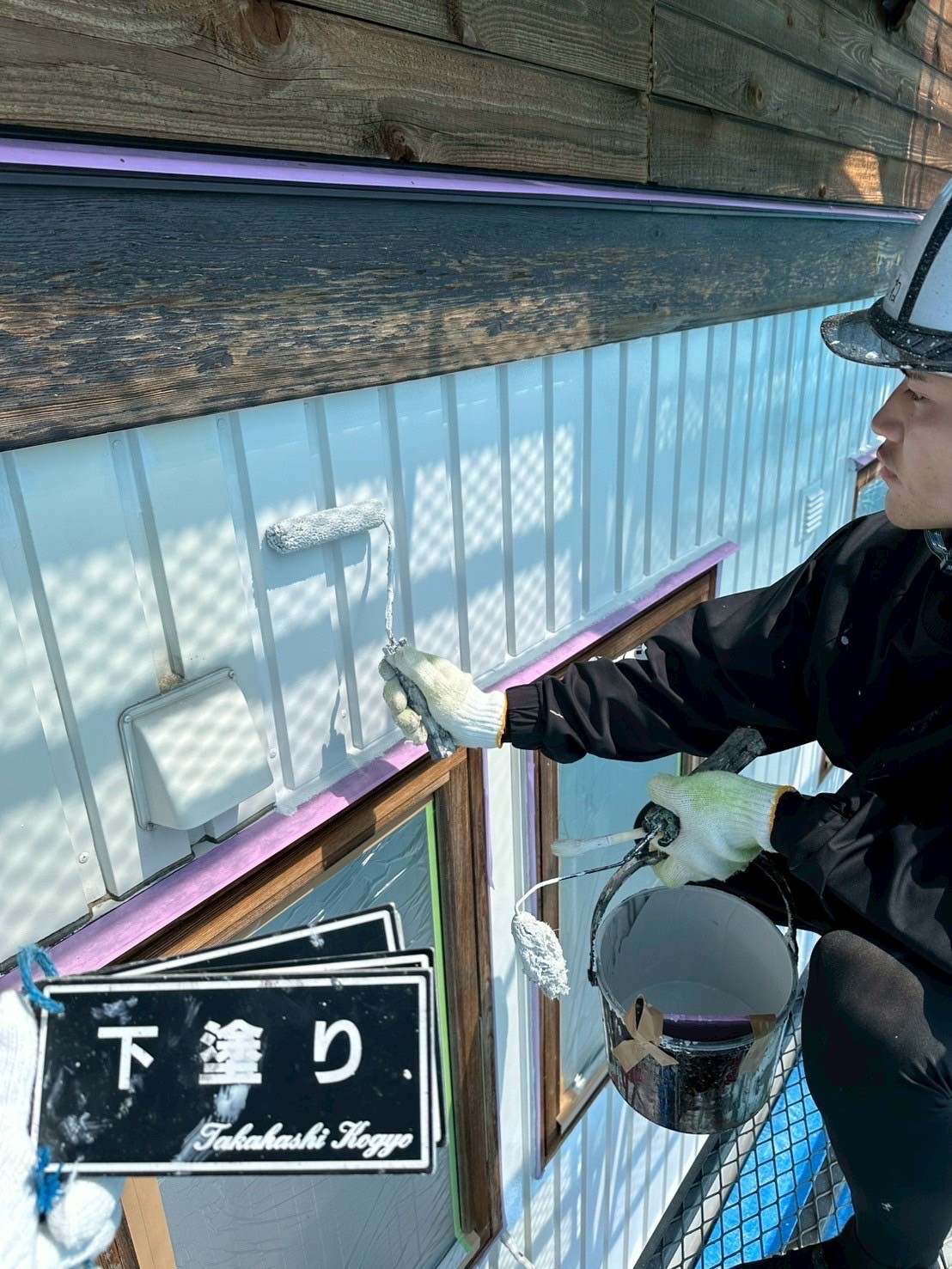 角波外壁下塗り作業