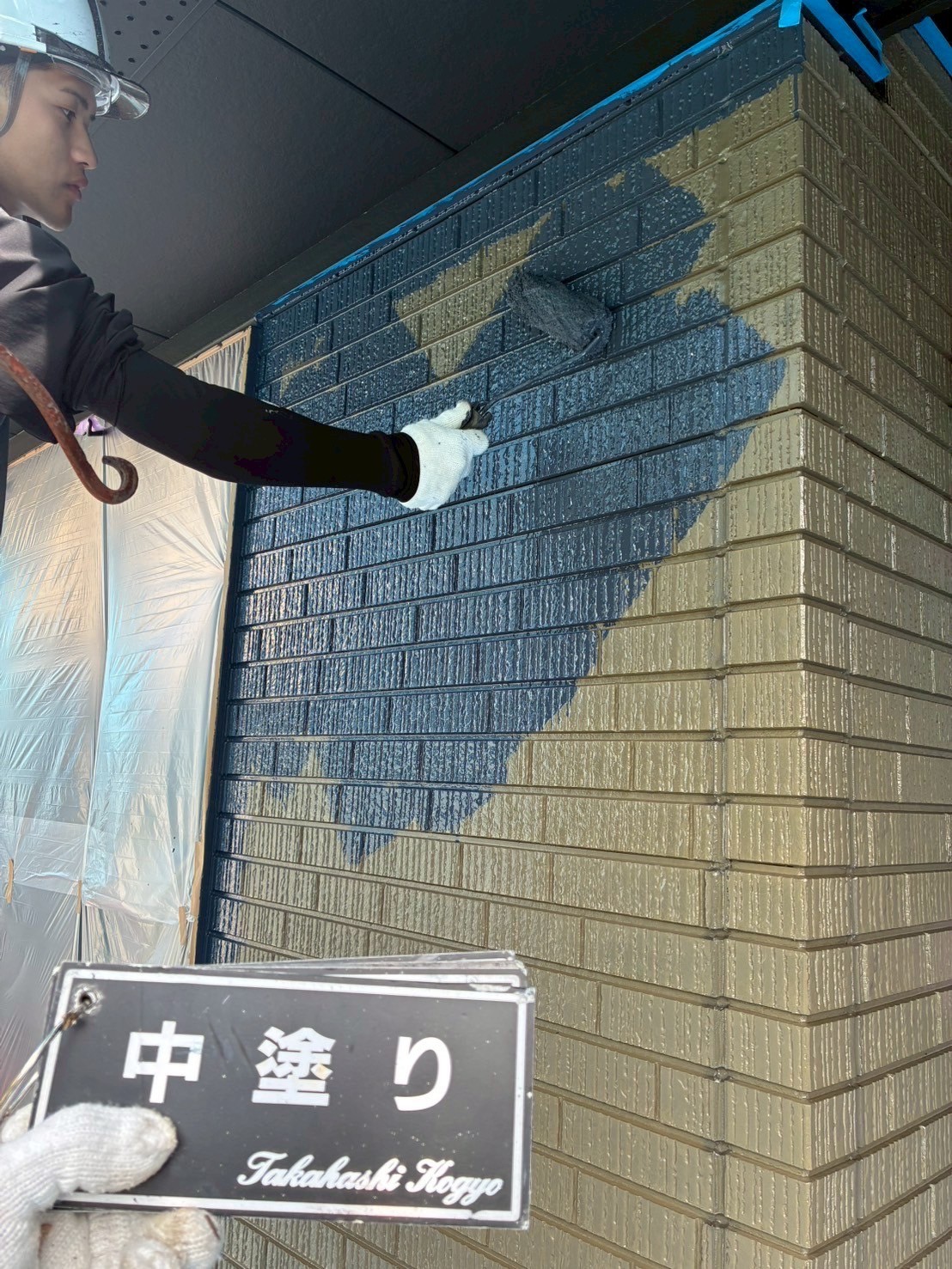 外壁中塗り作業