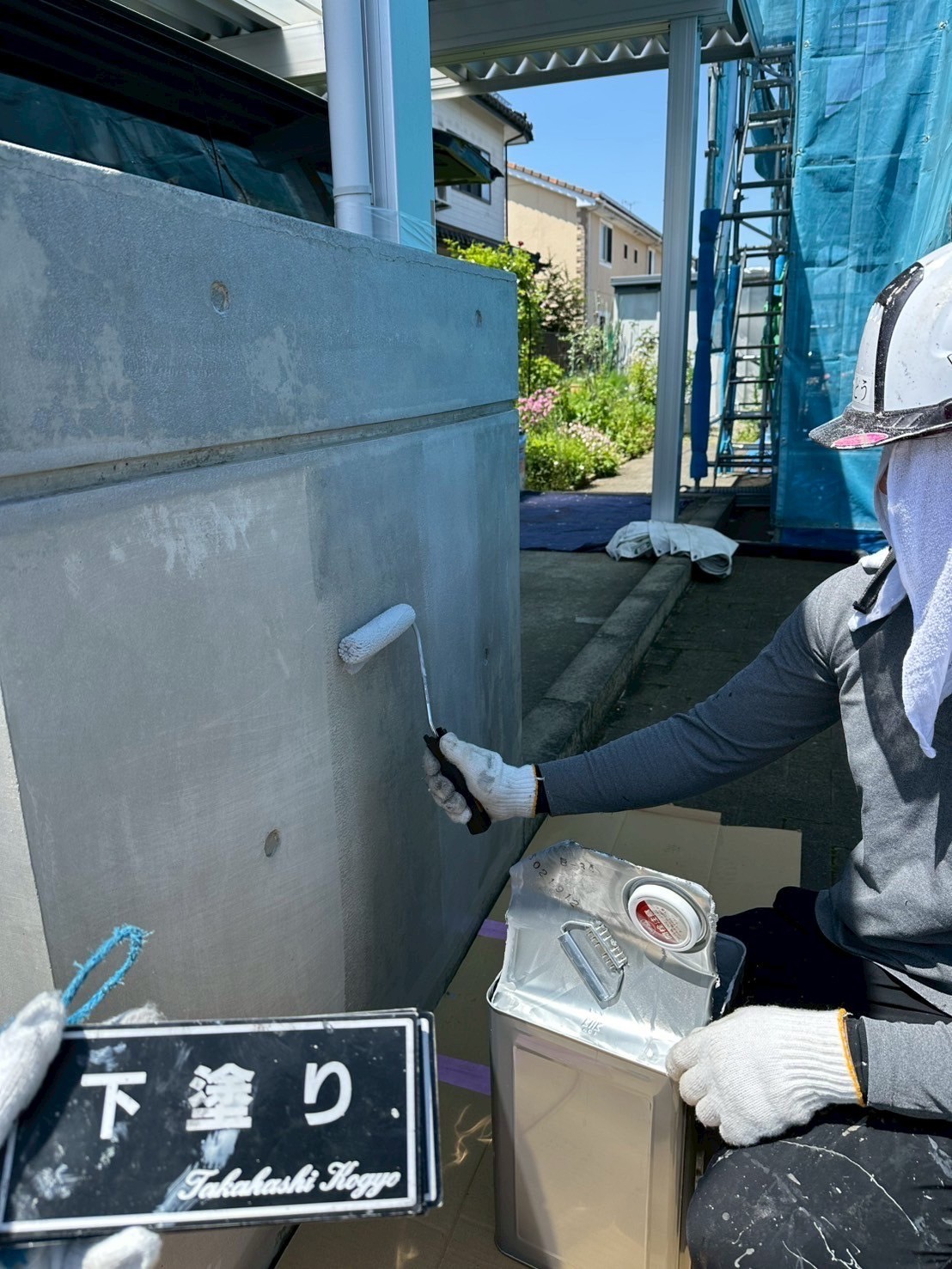 塀の疏水材下塗り作業