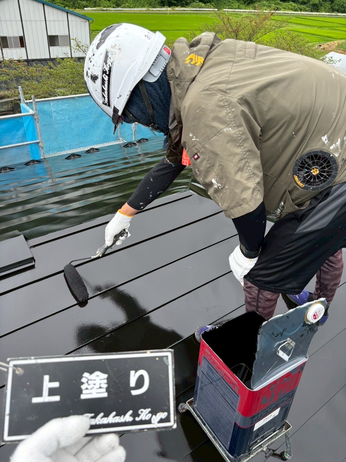屋根上塗り作業