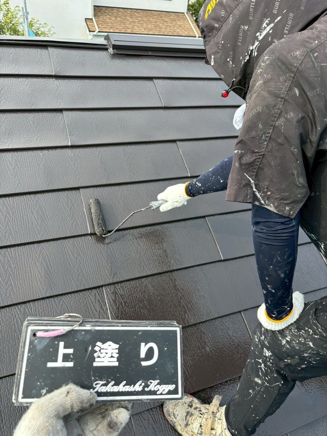 屋根上塗り作業