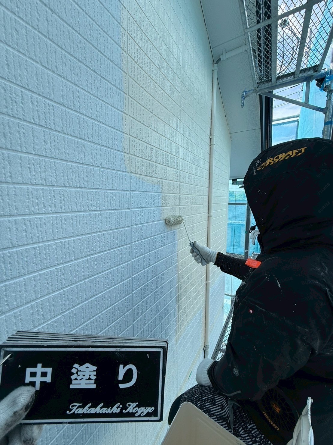 外壁中塗り作業