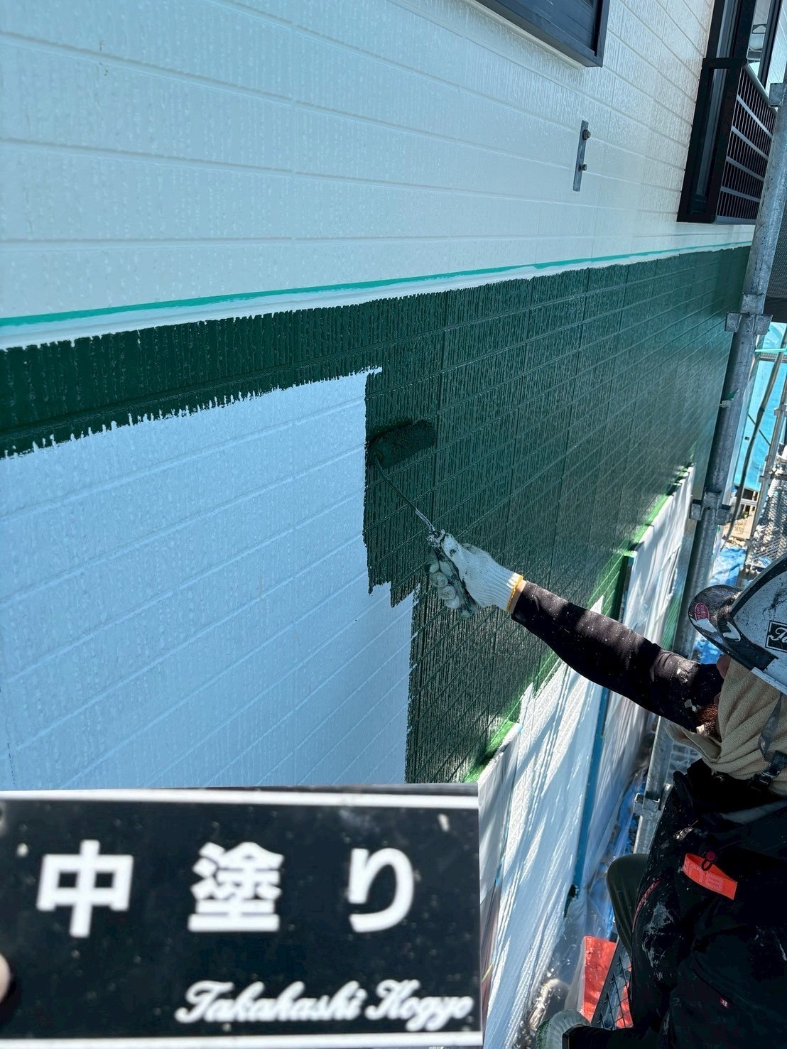 外壁中塗り作業